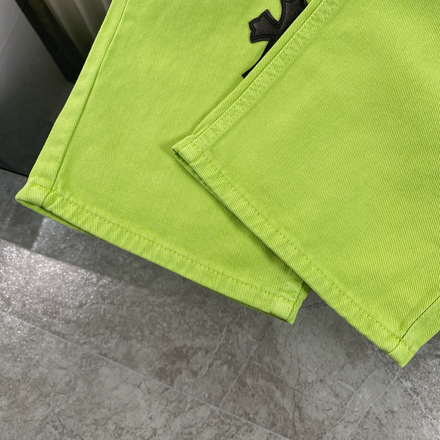 P250 chrome hearts 2025 two-color cross patch leather apple green jeans vi Top heavy industry fashionable design] Consistent high street luxury style creation. Speaking of this style, the Zangyin family and GU family are definitely the leading representative brands. Especially the Zangyin family has really achieved a state-of-the-art effect in creating high street style. The unique washed material is used to create this style. The color system is quite eye-catching. After it is decorated with patchwork cross flowers, it cleverly highlights the charm of the brand. Secondly, this style uses classic The classic high-waist cutting design highlights the long legs and fashionable temperament of the upper body. The brand is highly recognizable and the slim fit configuration is more suitable for daily wear. It is a product that interprets personality, fashion, and specifications at a glance. This single product is enough to make any fan excited. It can be a white T-shirt for youthful preppy style, or a tight suspender for lady style. It has strong matching ability and can be easily controlled by men.  [Materials and craftsmanship] Needless to say, this point goes without saying. As an excellent craftsman brand, Zangyin’s requirements for details and craftsmanship are really perfect. The washed color of this model has gone through so many processes, not to mention the embellishment of denim appliques. It is also purely hand-made and sewn. Just like what they believe in, only hand-made things have soul and have the meaning of wear. A top-notch heavy-duty fashionable denim item, I look forward to your perfect interpretation! !  Size:28-36